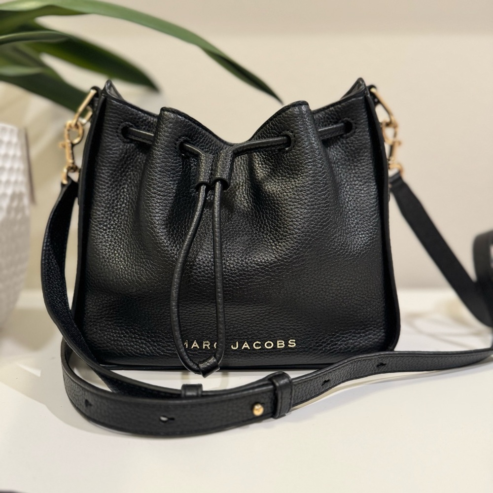 MARC JACOBS PEBBLED LEATHER BUCKET BAG